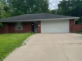 Pet-Friendly SW Home, 13 Mins to Mizzou