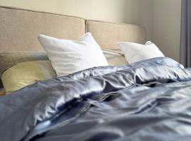 Cozy Studio with Pool & Balcony near Mactan Airport, hotel v destinaci Suba