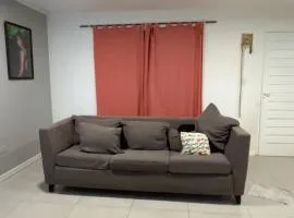 Habitación privada con cama matrimonial, baño y salida al jardín