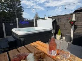 Pauls Place - Festive Cottage with Hot Tub