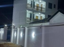 Royal Regal Suites, hotel in Kokrobite