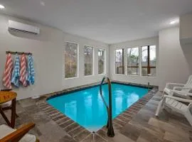 Relaxing cabin retreat-pool, hot tub and game room