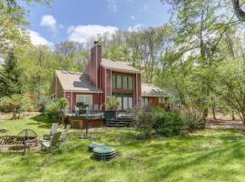 Hot tub, Sauna, fire pit, games and nature in Lake Poconos, дом для отпуска в городе Pocono Summit