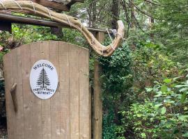 Forest Sweet Retreat Hot Tub & Wood Fired Sauna, hótel í Ucluelet