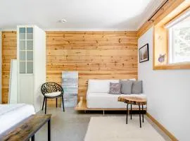 Hummingbird Room - Modern & Cozy with Bistro Area