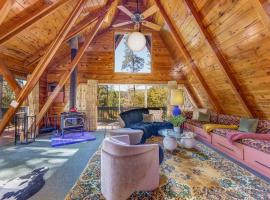 Sugar Pine Haus- A Frame Cabin w/ Hot Tub, hôtel à Yosemite Forks