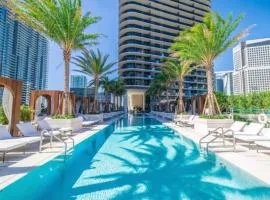 Suite SLS Lux Brickell City Views
