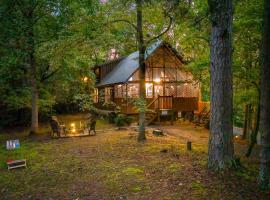 Secluded Cozy Cabin with Hot Tub & Fire Pit, hotel v destinaci Pigeon Forge