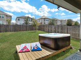 Hot Tub Getaway Game Room Office Yard Bbq Wifi, hotel in San Antonio
