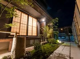 Takayama Showa no yado-A Modern Japanese-style villa with garden, excellent location