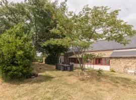 Voici un titre accrocheur et concis pour l'annonce : **"Charmante longère bretonne avec grand jardin privatif, proche plages et sites touristiques"** - FR-1-306-841