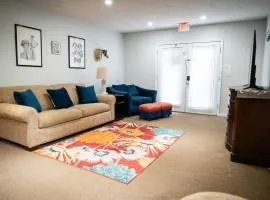 1-bedroom apartment, sleeps 4, in lovely Pilot Mountain-walk to Main st! Unit 2