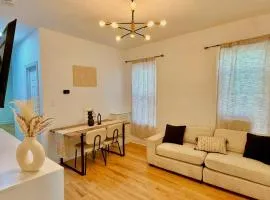 Stylish Apartment Close to Airport & Malls