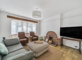 Cosy 3BR Home with Private Garden & Driveway