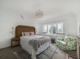 Cosy 3BR Home with Private Garden & Driveway