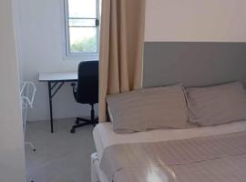 Les Twins, hotel u gradu Hinkong
