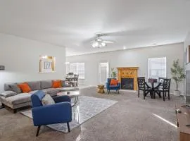 Spacious 6 bed Bentonville House, Sleeps 12, Smart TVs, Wi-Fi
