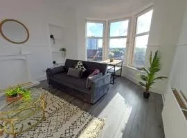 3BR Flat Near Maryhill Park and West End with Parking