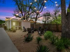 The Grove D with Hot Tub & King Beds - Walk to Main