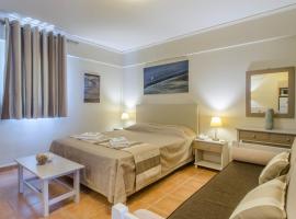 Plaka Studios, hotel in Karfas