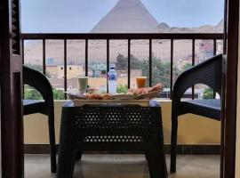 Pyramiden view inn, hotel with parking in Banī Ghālib