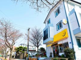 Ganderak Guesthouse, hotel cerca de Valle de Bangseonmun, Jeju