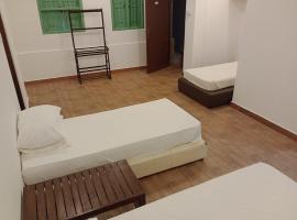 Waves Hostel, hotel a Negombo