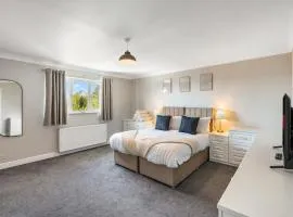 Large House New Haven - East Sussex - Sleeps up to 10 guest - Parking - WiFi - Garden - Contractors - Families - Discounts for Long Term Bookings!