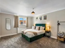 Large House New Haven - East Sussex - Sleeps up to 10 guest - Parking - WiFi - Garden - Contractors - Families - Discounts for Long Term Bookings!