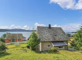 6 Bedroom Lovely Home In Holmedal