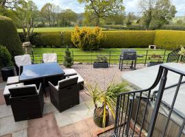 Garden cottage at The Glebe, Hotel mit Whirlpools in Bayton