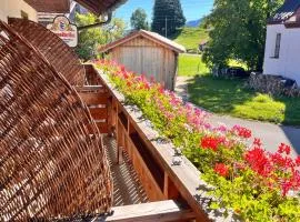 Goldiger Hirsch by Alpino STAY