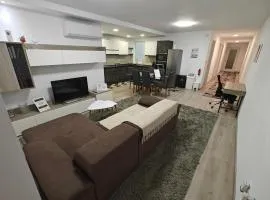 Modern Apartment with Large Outdoor Area - Sleeps 7, Close to Malta International Airport