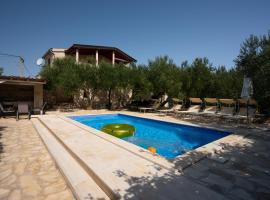 Apartman Magas with private pool, hotel i Vinjerac