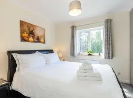 Modern 2 Bed Apartment Near City Centre with Free Parking