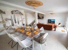 Villa Bulle Dor&eacute;e & Jacuzzi priv&eacute; au c&oelig;ur du centre touristique et thermal face Snowworld, spa-hotelli kohteessa Amn&eacute;ville