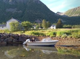 Fishermens House, 3 bedrooms apartment near the sea Medby Senja, hotel di Senja