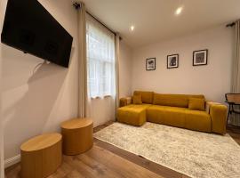 Modern Near Beach & Centre 1BR with AC and Free Parking, pl&aacute;žov&yacute; hotel v destinaci Liepāja
