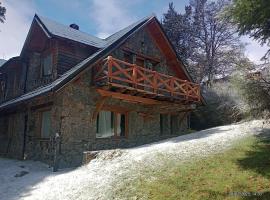 LA Nevadita, Chalet cabin located near the center- It includes suite room with double bed and another 2 bedrooms with two singles beds- Living room fireplace, Hot water, WI-FI, hotel in Villa La Angostura