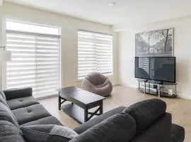 Comfy 2BR Innisfil Townhome with Free Parking, WiFi, Full Kitchen, Laundry, Only 5 Mins to Innisfil Beach Park & 15 Mins to Friday Harbour Resort! Perfect for Family Travel or Baecations!