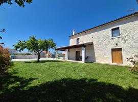 Stone villa with private pool, ξενοδοχείο σε PUY