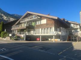 Dachwohnung mit Balkon am Brienzersee, Brienz BE, hotel v destinaci Brienz