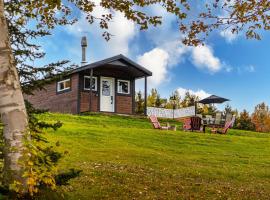 Chalet le Coyote Lac, Micro Ferme, Sentier Du Domaine, Vue Sur Les Monts, Idéal 2 4 Personnes, ξενοδοχείο σε Saint-Philémon