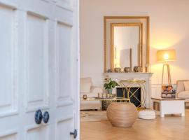 LA SALAMANDRE - Chambres d'hôtes - Hôtel particulier XVIème - Centre historique - Orléans, hotel in Orléans