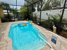 Private pool suite in heart of Tarpon Springs!