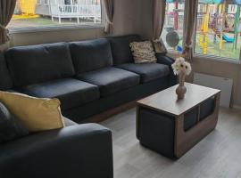 9 Fairway, Hopton Holiday Park - Three bedroom, sleeps 6, kitchen, lounge and dining area - Minimum 3 night breaks, hotel with pools in Hopton on Sea