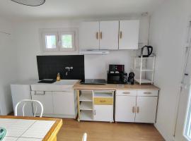 Appartement calme avec jardin, hotel en Saint-Ambreuil
