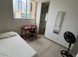 HABITACIÓN CENTRAL EN CASA FAMILIAR, A 10 minutos de la playa