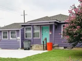 QUICK 1 mile to Ft Sill! Wizard Cottage sleeps 5 adults & Pets Welcome!