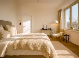 Cozy & Relaxing Apartment - Bus & Tram at Door